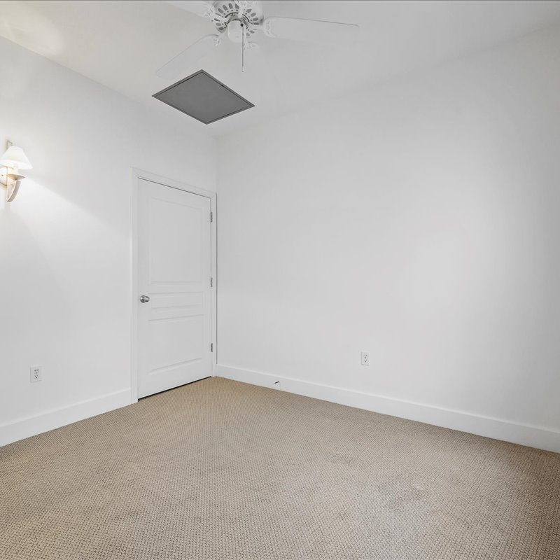 interior of 6103 Alder