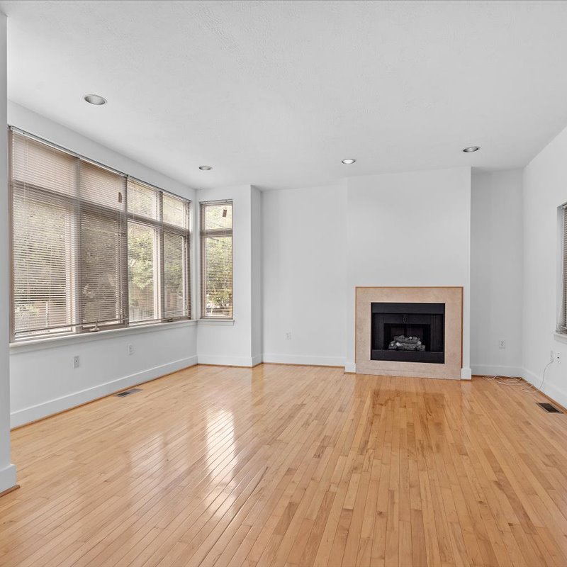 interior of 6105 Alder