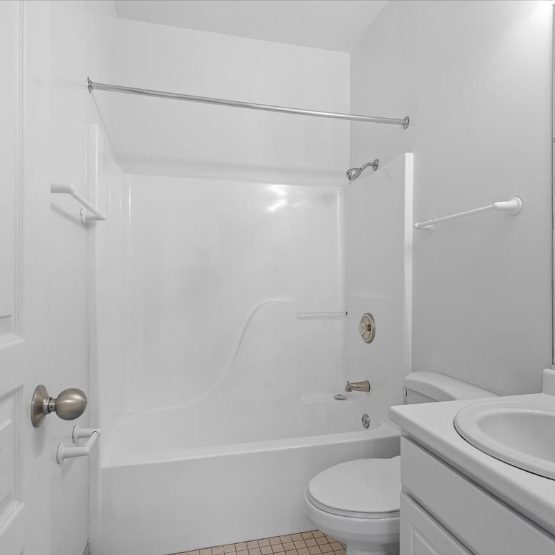 interior of 6105 Alder