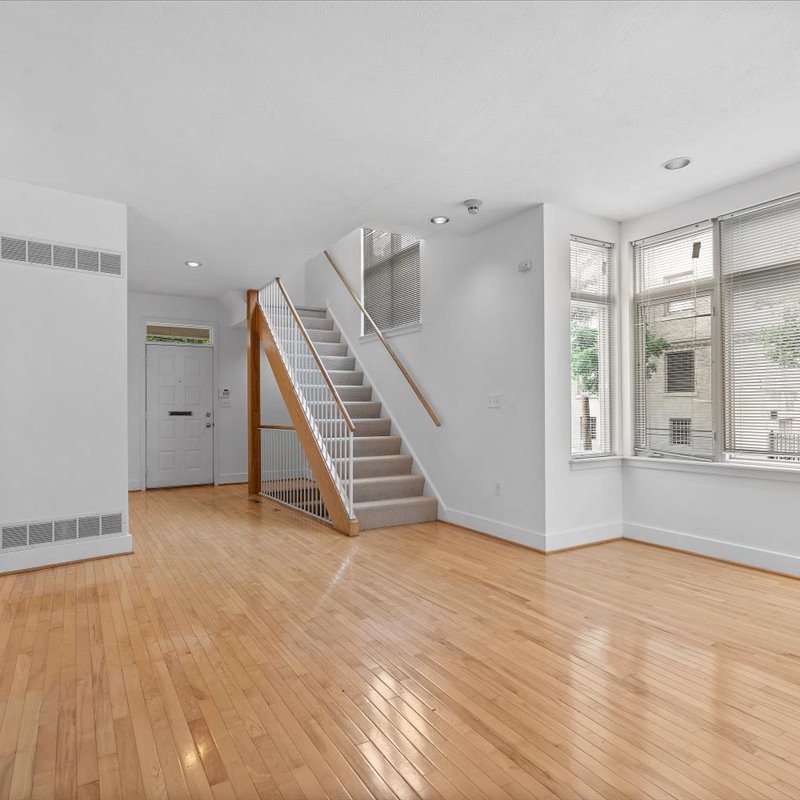 interior of 6105 Alder