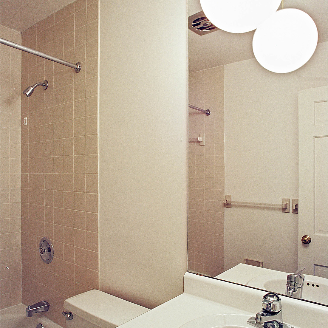 interior of 6407 Howe
