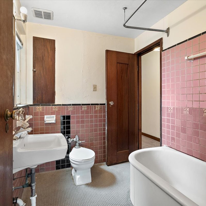 interior of 340 S. Highland Ave, Apt. 6B