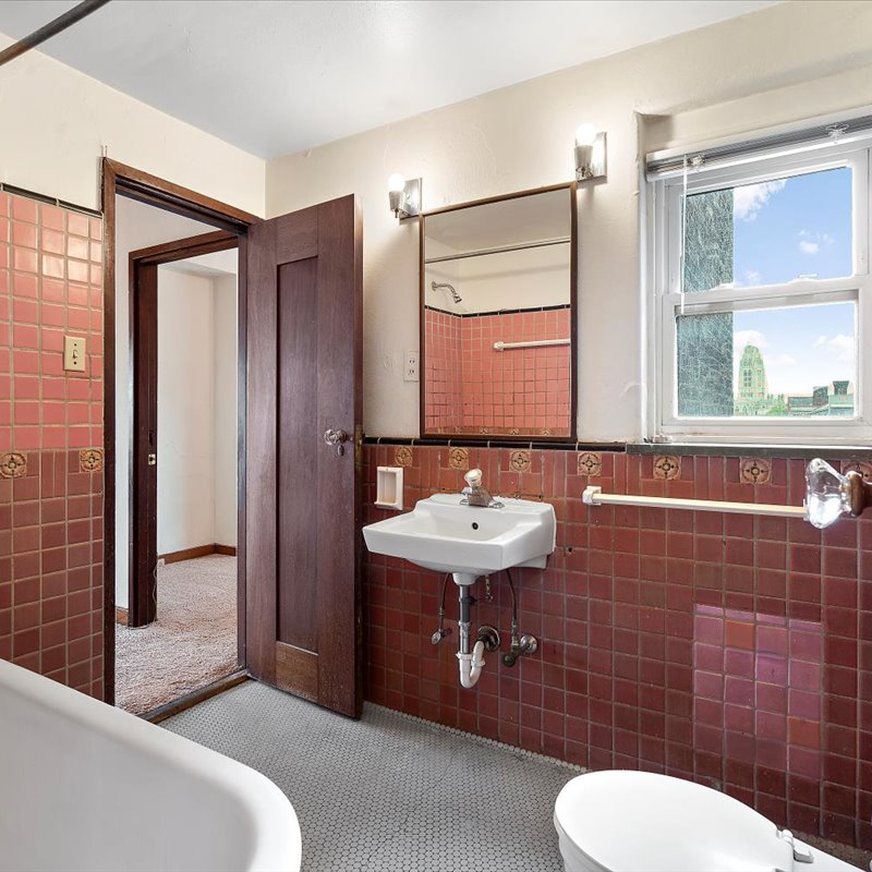 interior of 340 S. Highland Ave, Apt. 6B
