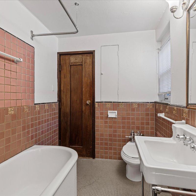 interior of 340 S. Highland Ave, Apt. 1A