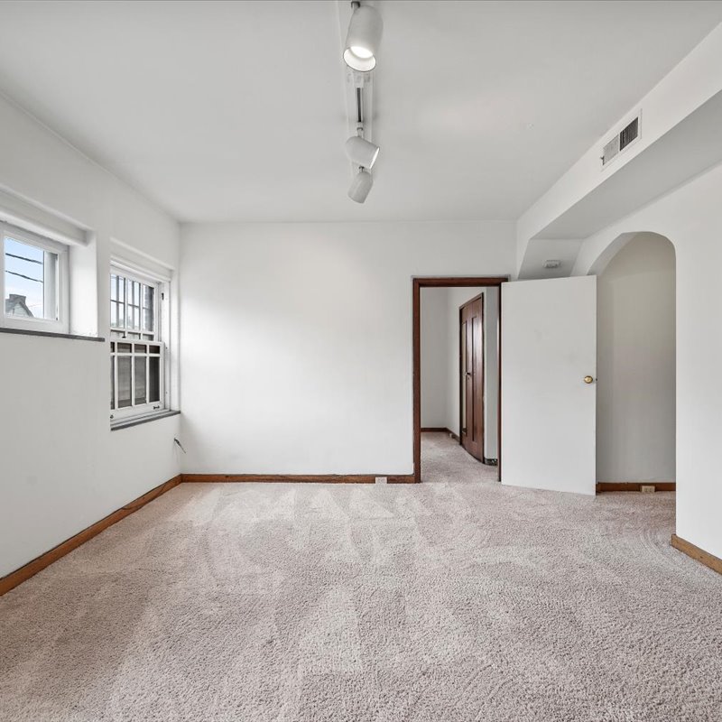 interior of 340 S. Highland Ave, Apt. 2B
