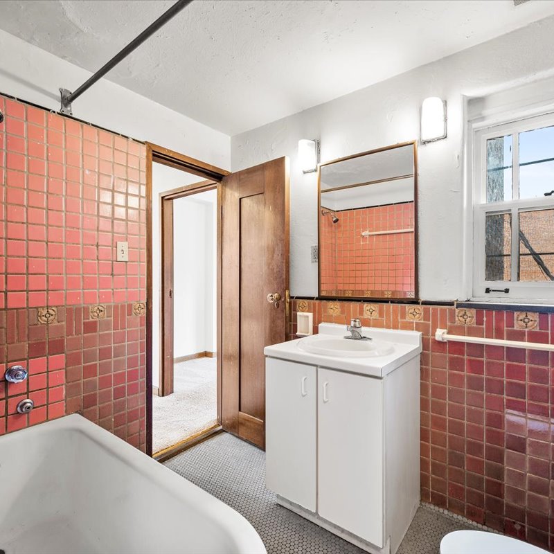 interior of 340 S. Highland Ave, Apt. 2B