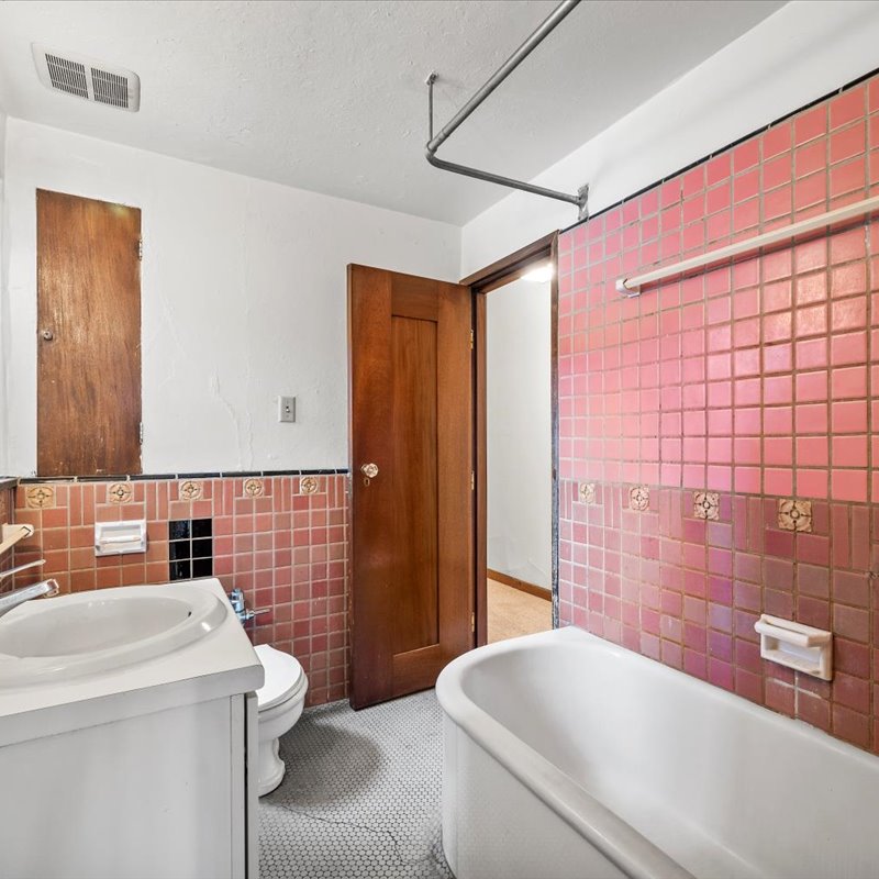 interior of 340 S. Highland Ave, Apt. 2B