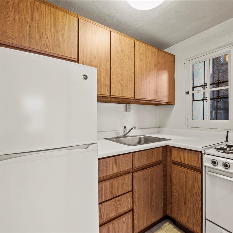 interior of 340 S. Highland Ave, Apt. 2B