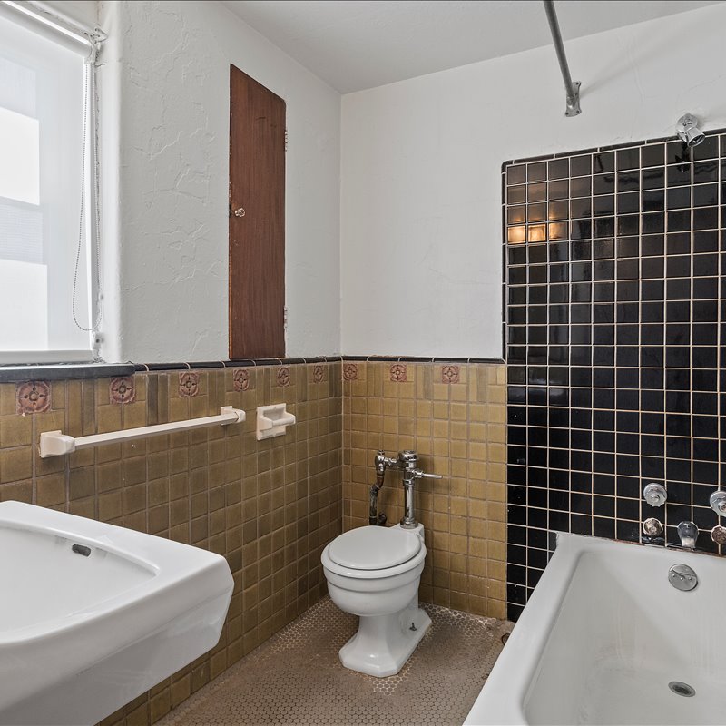 interior of 342 S. Highland Ave, Apt. 15B